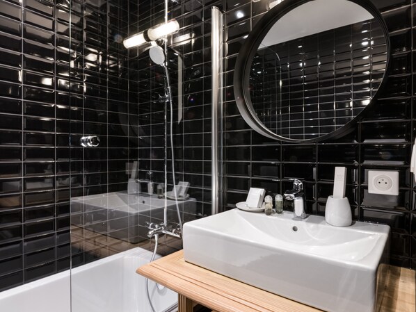 Badewanne, Haartrockner, HandtĂŒcher