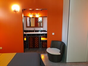 1 chambre, coffres-forts dans les chambres, fer et planche à repasser