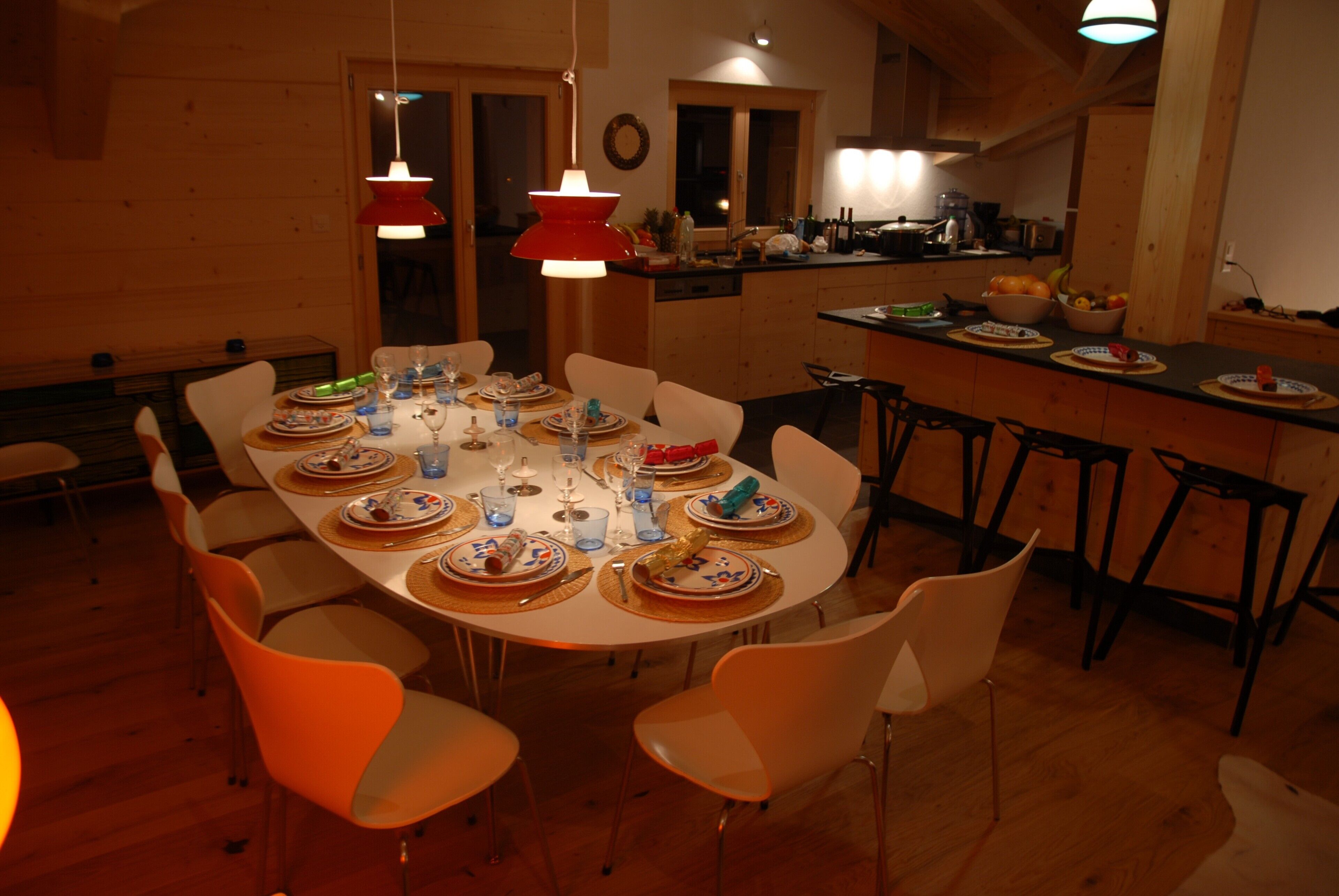Un coin repas avec une table ronde dressée pour le repas, entourée de chaises.