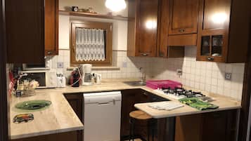 Frigorifero, microonde, forno, piano cottura