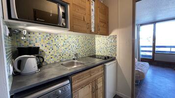 Frigorífico, lavavajillas y cafetera o tetera