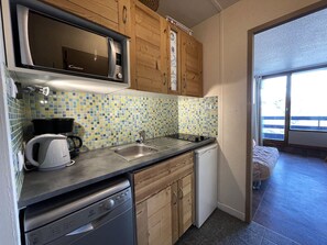 Køleskab, opvaskemaskine, kaffe-/temaskine