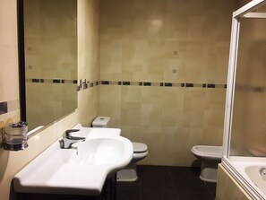 Combined shower/bathtub, hair dryer, bidet, towels