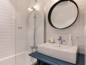 Badewanne, Haartrockner, Handtücher