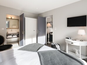 3 bedrooms, iron/ironing board, travel crib, WiFi