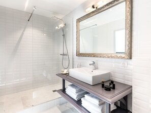 Badewanne, Haartrockner, Handtücher