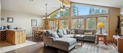 Televisio, takka, työhuone