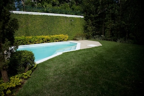 Piscine extérieure, parasols de plage, chaises longues