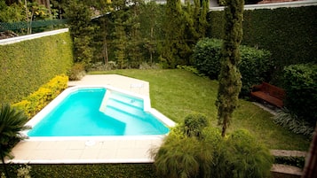 Piscina externa, guarda-sóis, espreguiçadeiras