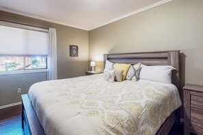 3 bedrooms, iron/ironing board, internet, bed sheets