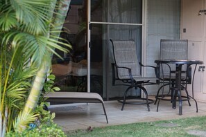Outdoor dining - Xmas Special. Lowest Price in December.
Condo Across Kam 2 Beach .











 (Kihei)