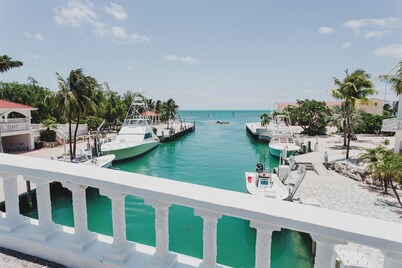 Best Deals in Duck Key . 2 Bedroom /2 Bath w/40' 'Dock, Trailer Storage Incl,