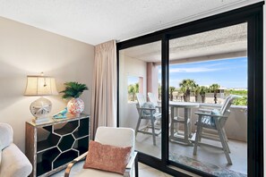Un balcon avec une table et des chaises, une plante en pot et une lampe décorative.
