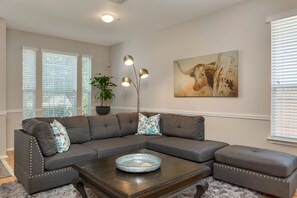 Een smart-tv en boeken