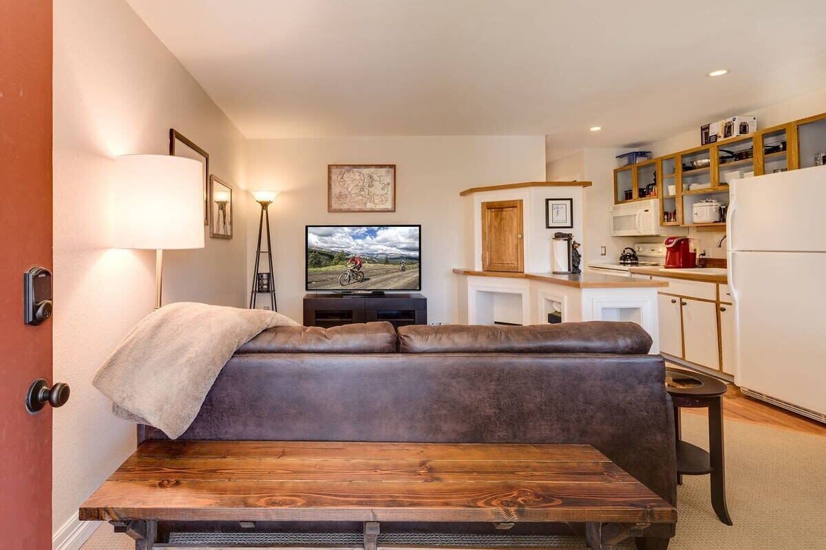 Cozy Red Roost Residence - the quintessential getaway!
