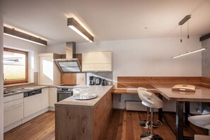 Refrigerador, horno, lavavajillas y cafetera y tetera 