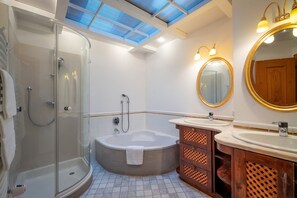 Bathtub, towels