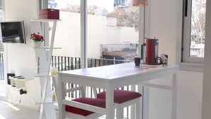 Appartement Exécutif, 1 lit double, non-fumeur, salle de bains privée | Restauration dans la chambre