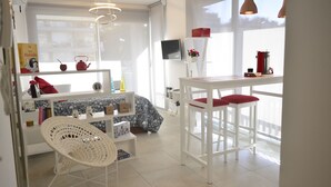 Appartement Exécutif, 1 lit double, non-fumeur, salle de bains privée | Restauration dans la chambre