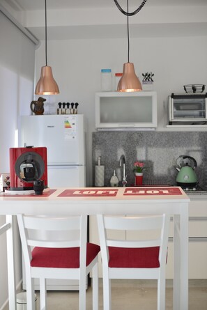 Executive Apartment, 1 Double Bed, Non Smoking, Private Bathroom | In-room dining