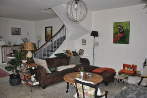 Una televisión, una chimenea, un reproductor de DVD, libros