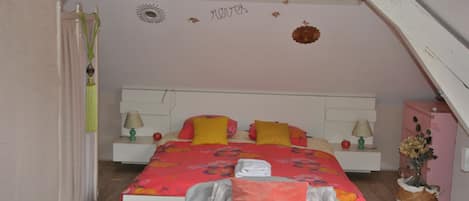 3 chambres, fer et planche à repasser, Wi-Fi, draps fournis