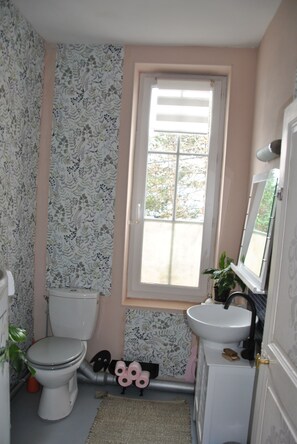 Douche, articles de toilette gratuits, sèche-cheveux