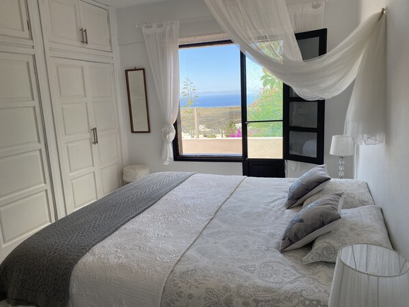 3 habitaciones, tabla de planchar con plancha, wifi y ropa de cama 