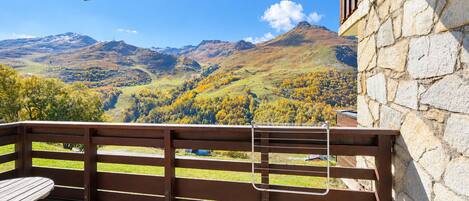 Ein Balkon mit Blick auf eine gebirgige Landschaft.