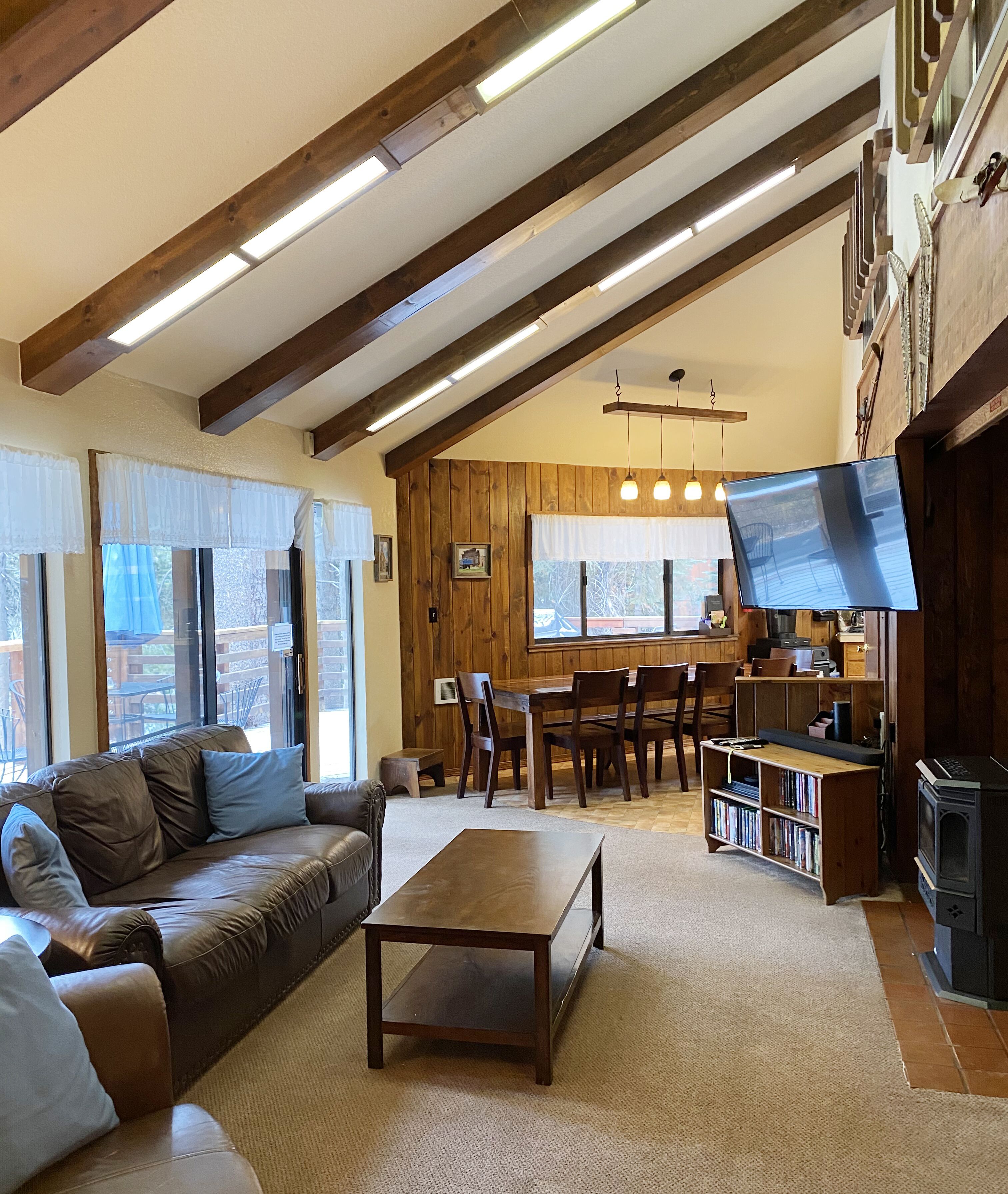 TV connectée, cheminée, lecteur de DVD, baby-foot