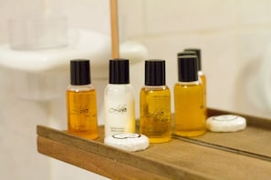 Sèche-cheveux, serviettes fournies