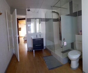 Baignoire, serviettes fournies, papier de toilette