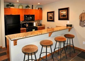 Kylskåp, mikrovågsugn, ugn och spishäll