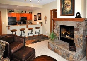 Smart TV, fireplace, DVD player, books - Book your Winter Vacation with prime weeks still available (Avon)