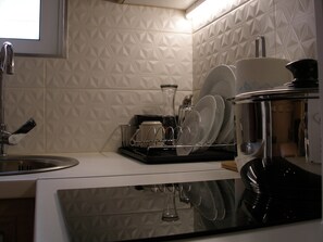 Refrigerador, microondas, parrilla de estufa y cafetera y tetera 