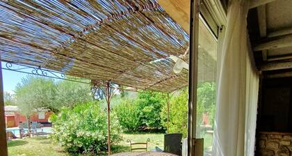 In der Provence Anwesen bestehend aus 2 Häusern mit 15+ Betten und Pool
