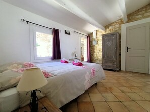 8 quartos, ferros/tábuas de passar roupa, berço de viagem