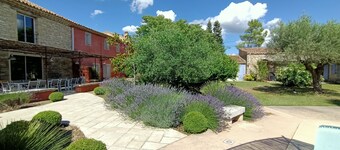 I Provence eiendom som består av 2 hus med 15+ senger og svømmebasseng