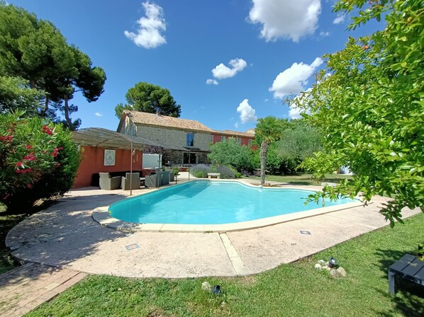 حمّام سباحة مُدفَّأ