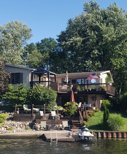 Beautiful Waterfront Home on Baugo Bay