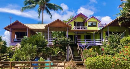 Oceanfront in Maya Beach: w / Dock, WLAN, 4-6 SUPs, Kajaks, 4 Fahrräder - ON THE SAND!