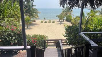 Plage, chaises longues, serviettes de plage