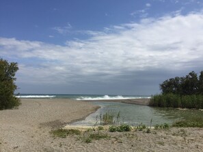 Beach nearby, sun loungers - PENTHOUSE WITH AC, SEA VIEW, PANORAMIC TERRACE OF 100 M2 LOUNGE TRANSATS (ALCORRIN - PUERTO LA DUQUESA - COSTA DEL SOL)