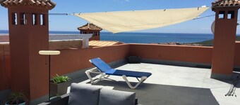 PENTHOUSE AVEC AC, VUE SUR MER, TERRASSE PANORAMIQUE DE 100 M2 SALON TRANSATS