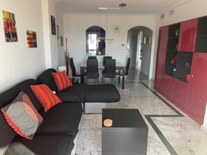 Smart TV, fireplace, DVD player, books - PENTHOUSE WITH AC, SEA VIEW, PANORAMIC TERRACE OF 100 M2 LOUNGE TRANSATS (ALCORRIN - PUERTO LA DUQUESA - COSTA DEL SOL)