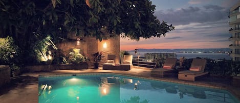 Una piscina al aire libre, una piscina climatizada