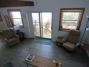 テレビ、暖炉、DVD プレーヤー、書庫