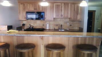 雪櫃、微波爐、焗爐、爐具