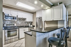 Fridge, microwave, oven, dishwasher - BEACH VIEW!!! 1 FREE BEACH CHAIR SET UP DAILY! (Destin)