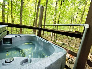Outdoor spa tub - Eagle Treehouse: Hot Tub, Fireplace, and Outdoor Firepit! (Monteagle)
